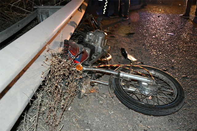 Manisa'nın Turgutlu ilçeside otomobil ile motosiklet çarpıştı sürücünün bacağı koptu - Resim: 0