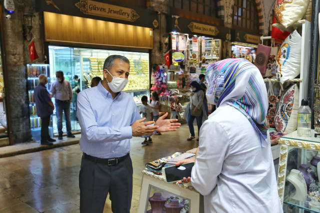 İstanbul Valisi Ali Yerlikaya Mısır Çarşısı'nda Kovid-19 denetimine katıldı - Resim: 1