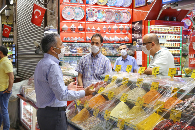 İstanbul Valisi Ali Yerlikaya Mısır Çarşısı'nda Kovid-19 denetimine katıldı - Resim: 0