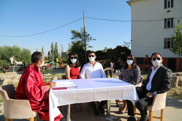 Van'da Kovid-19'u yenen doktor çiftin ilk işi ertelenen nikahlarını kıymak oldu - Resim: 0