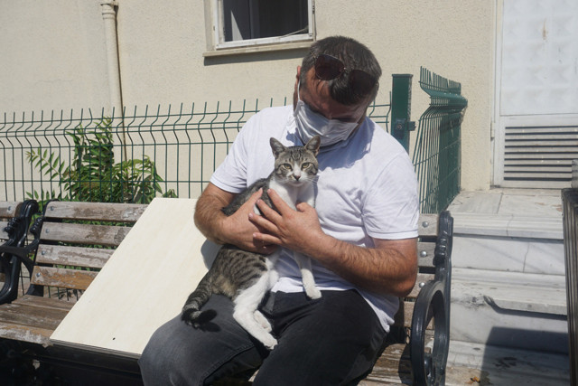 İstanbul'da kalpleri ısıtan görüntü: Hastaneye giden adamı bir an olsun yalnız bırakmadı - Resim: 0