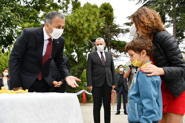 Ali Yerlikaya ders zilini çaldı öğrenciler için balon uçurdu - Resim: 0