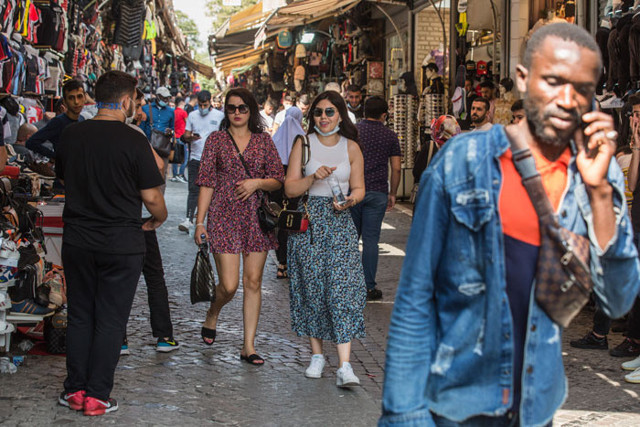Beyazıt'ta maske ve sosyal mesafe kuralı unutuldu - Resim: 0