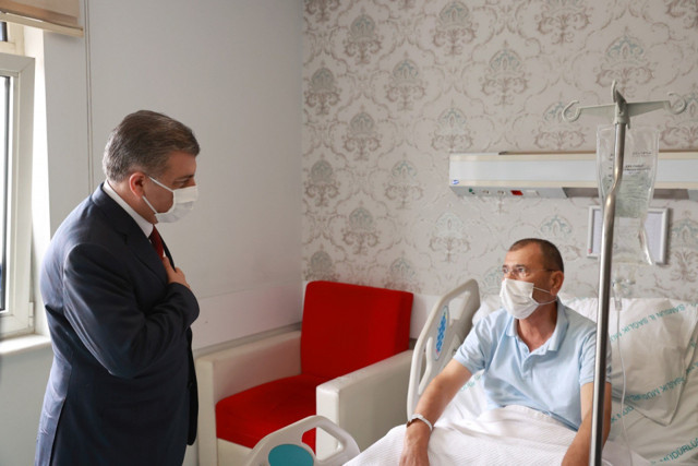 Sağlık Bakanı Fahrettin Koca’dan Samsun'daki hastalara ’geçmiş olsun’ ziyareti - Resim: 0