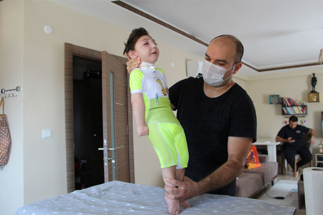 Doktorlar 'Üç ay yaşar' dedi 2,5 yaşında ayaklandı - Resim: 0