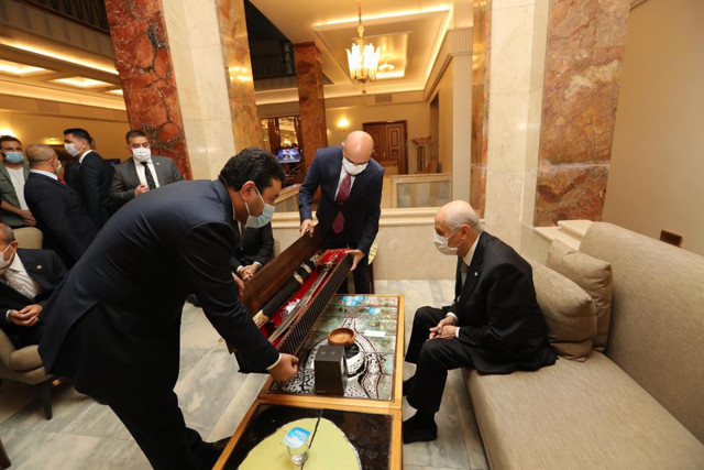 Harran Belediye Başkanı'ndan Bahçeli'ye anlamlı hediye: Üzerinde Fetih Suresi bulunuyor - Resim: 0