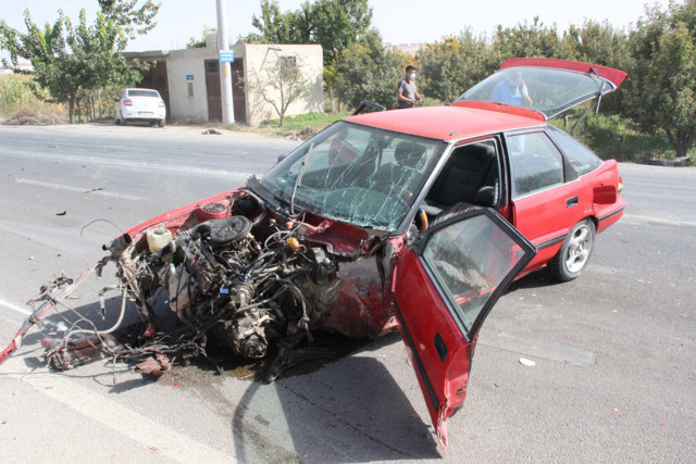 Karaman'da yok böyle kaza: Otomobil parçalara ayrıldı - Resim: 0