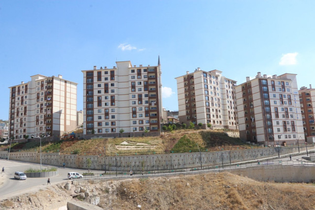 Şırnak'ta terör mağduru 929 aile yeni konutlarına kavuştu - Resim: 0