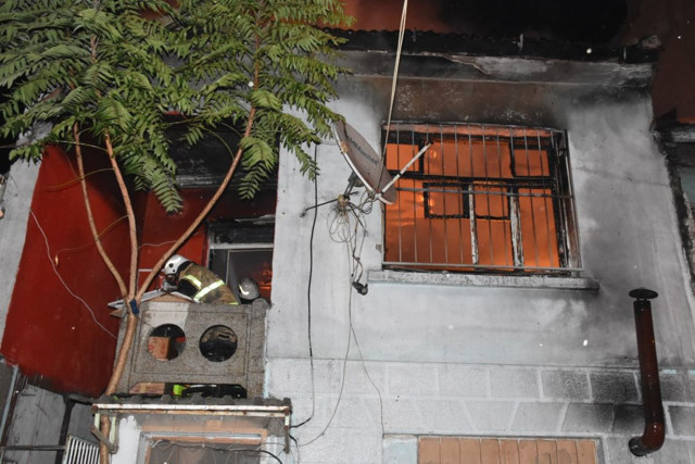 İzmir'de 2 katlı bina cayır cayır yandı 25 papağan telef oldu - Resim: 1