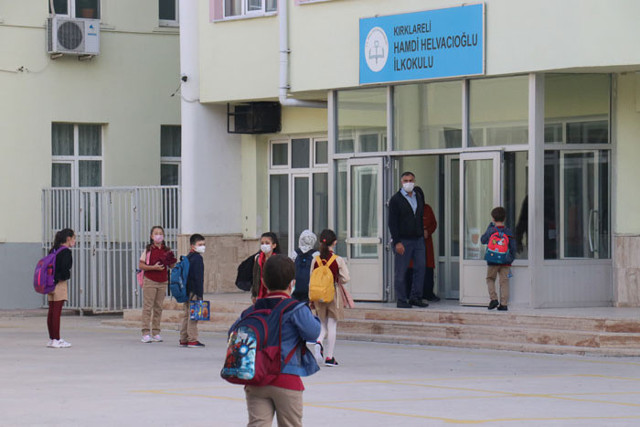 Yüz yüze eğitimde ikinci aşama! 5 sınıf daha bugün okula döndü - Resim: 0