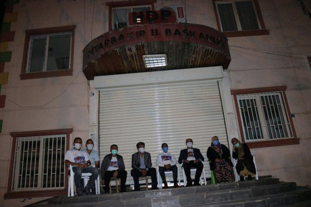 Diyarbakır'daki evlat nöbetine büyük saygısızlık! PKK marşı çaldılar... - Resim: 0