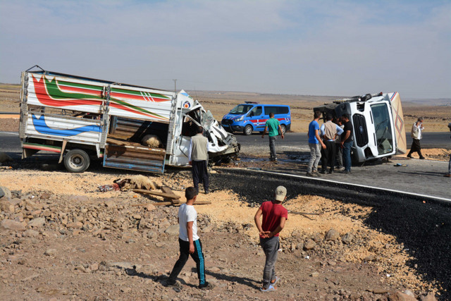 Şanlıurfa'da iki kamyonet kafa kafaya çarpıştı - Resim: 1