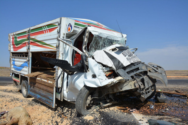 Şanlıurfa'da iki kamyonet kafa kafaya çarpıştı - Resim: 0