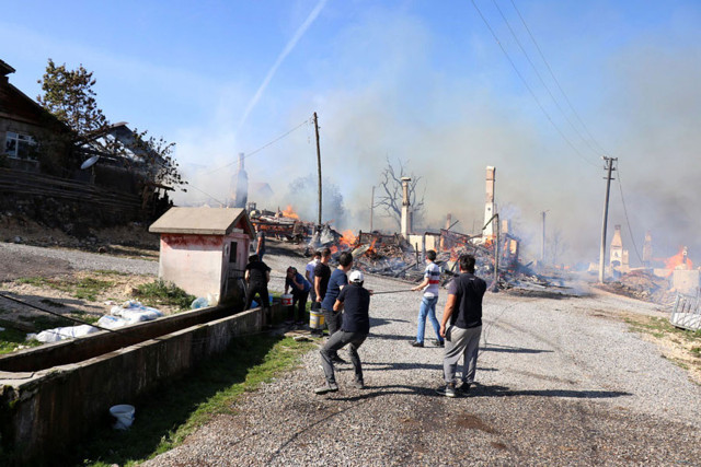 Bolu'nun Kuzfındık köyünde yangın çıktı! Alevler evlere sıçradı - Resim: 1