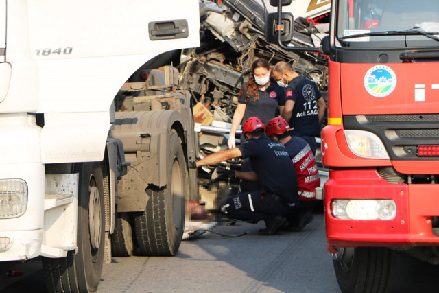 Sakarya'da bir kişi altına girdiği tankere kamyonun çarpmasıyla öldü - Resim: 0