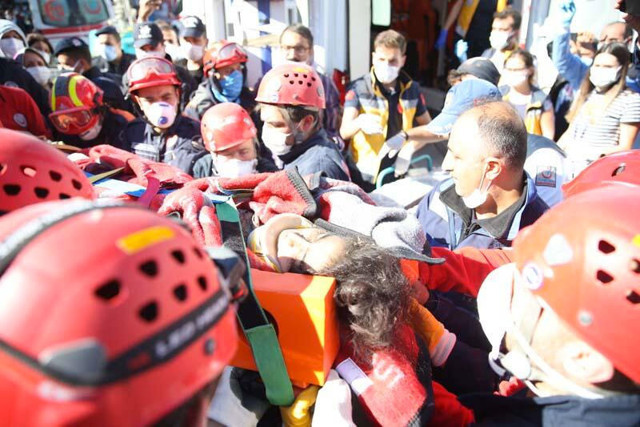 İzmir'de büyük heyecan! Anne ve 3 çocuğu 23 saat sonra enkazdan çıkarıldı - Resim: 0
