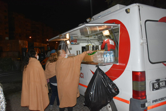 İzmirliler geceyi sokakta geçirdi - Resim: 0
