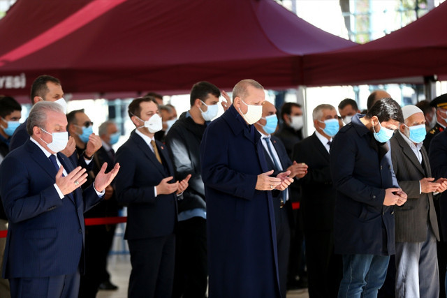Koronavirüs nedeniyle ölen Burhan Kuzu toprağa verildi! Cenazeye Erdoğan da katıldı - Resim: 0