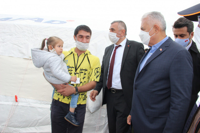 Binali Yıldırım, İzmir'de kurulan çadır kentte - Resim: 0