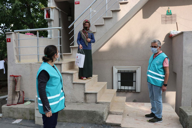 Sultanbeyli’de ikamet eden şehit ailelerine ve gazilere temizlik seti dağıtılıyor - Resim: 1