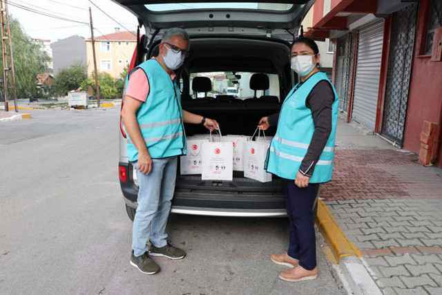 Sultanbeyli’de ikamet eden şehit ailelerine ve gazilere temizlik seti dağıtılıyor - Resim: 0