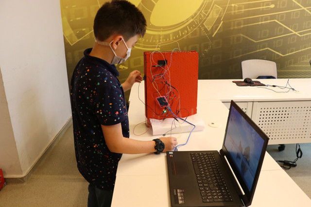 Ortaokul öğrencisinden araç kapısının dikkatsizce açılmasıyla oluşan kazaları önleyecek proje - Resim: 0