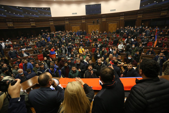 Ermenistan'da Paşinyan protestoları! Hükümet binası basıldı - Resim: 1