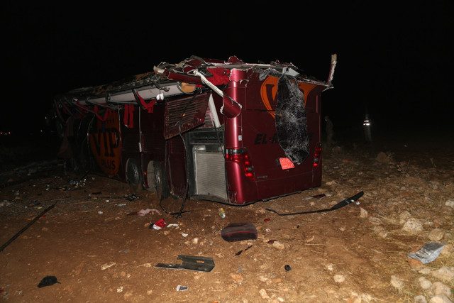 Şanlıurfa'da Iraklı turistleri taşıyan otobüs devrildi! 29 kişi yaralandı - Resim: 1