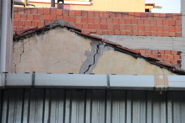 İzmir Bayraklı'da deprem sonrası ev sahibinden kiracısına inanılmaz teklif - Resim: 0