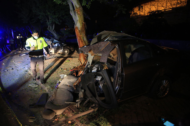 Antalya'da 'makas' faciası! Araç ikiyi bölündü bir kişi feci şekilde öldü - Resim: 1