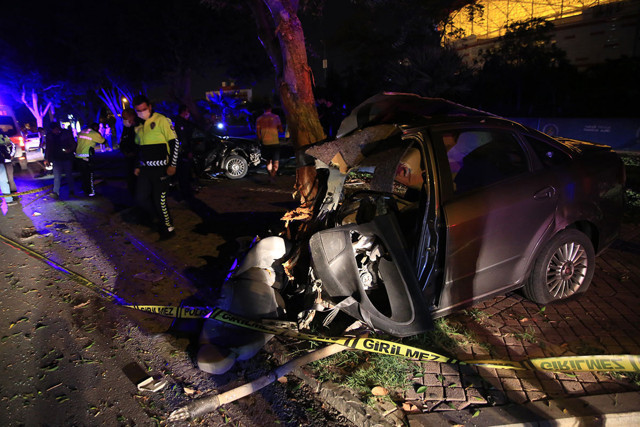 Antalya'da 'makas' faciası! Araç ikiyi bölündü bir kişi feci şekilde öldü - Resim: 0
