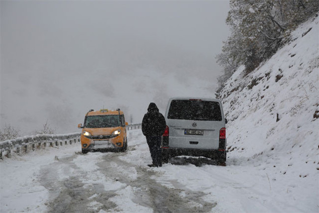 Tunceli’ye mevsimin ilk karı düştü! 31 köy yolu kapandı - Resim: 0