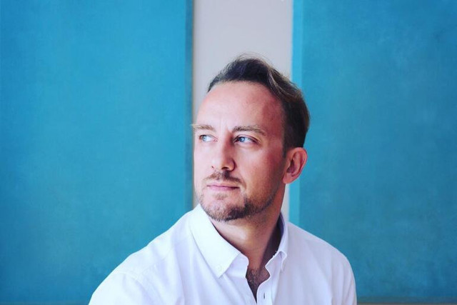 Şehir Tiyatroları’nda taciz skandalı! Uğur Arda Aydın zorla dudaklarından öpüp şaplak attı - Resim: 0