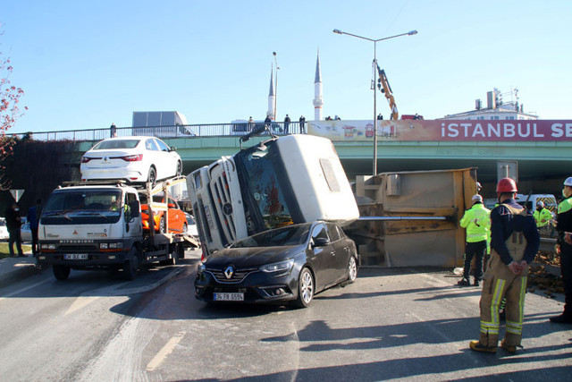 Şişli'de mucize kurtuluş otomobilinin üzerine hafriyat kamyonu devrildi - Resim: 0