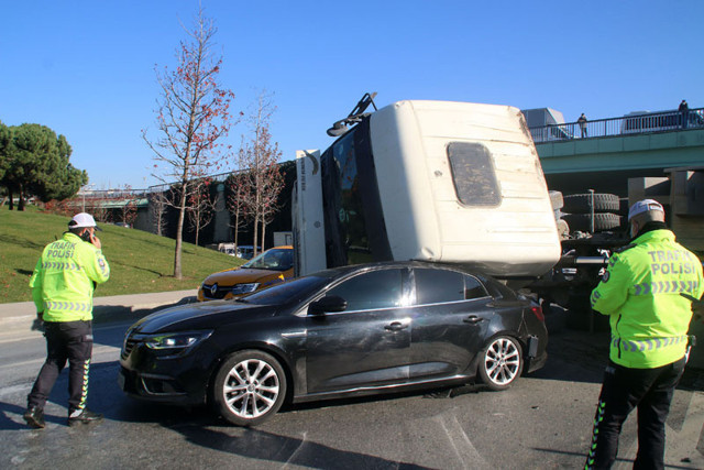 Şişli'de mucize kurtuluş otomobilinin üzerine hafriyat kamyonu devrildi - Resim: 1