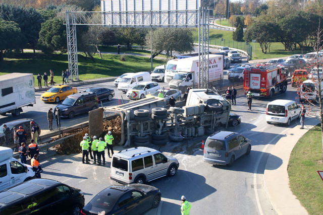 Şişli'de mucize kurtuluş otomobilinin üzerine hafriyat kamyonu devrildi - Resim: 2