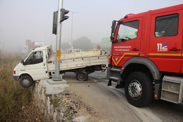 Manisa'da sis nedeniyle görüş mesafesinin düştüğü yolda zincirleme kaza! - Resim: 2