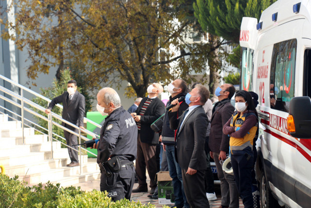Burdur'da kaymakamlık binasında hareketli anlar! Böyle deyip çatıya çıktı - Resim: 1