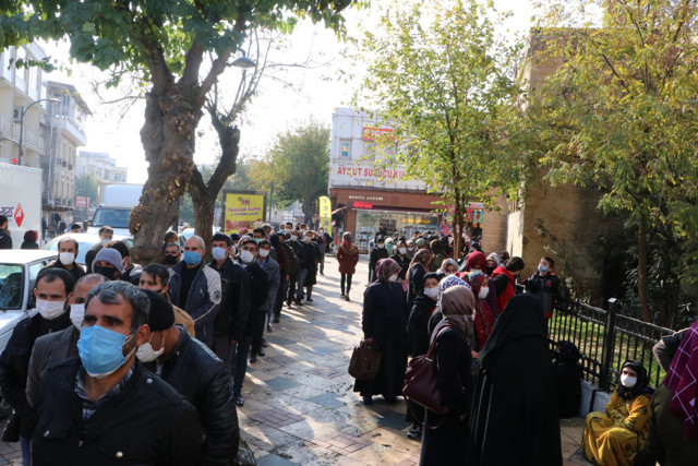 Şanlıurfa'da PTT kuyruğunda ürküten görüntüler! Çevik kuvvet yönlendirildi - Resim: 1
