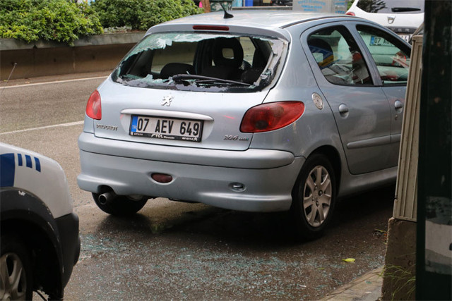 Antalya'da sinir krizi geçiren yarı çıplak kadın ortalığı savaş alanına çevirdi - Resim: 0