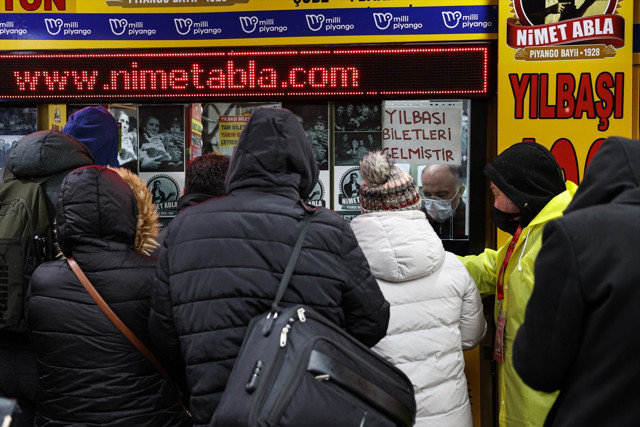 Yılbaşı bileti almak isteyenler soluğu Nimet Abla Gişesi'nde aldı! Kuyruğun ucu gözükmedi - Resim: 0