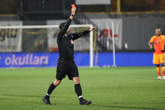 Hakeme hakaretler savuran Fatih Terim'e büyük ceza geliyor - Resim: 1