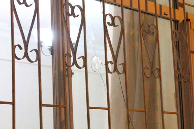 Şişli’de bir kişi etrafa rastgele ateş etti 2 ev ve 5 araç isabet aldı - Resim: 0