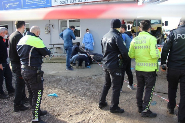 İzmit'te tamir etmeye çalıştığı çekicinin altında can verdi yakınları kahroldu - Resim: 1