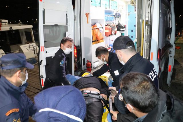 Antalya'da falezlerden düşen adamı deniz polisi kurtardı - Resim: 0