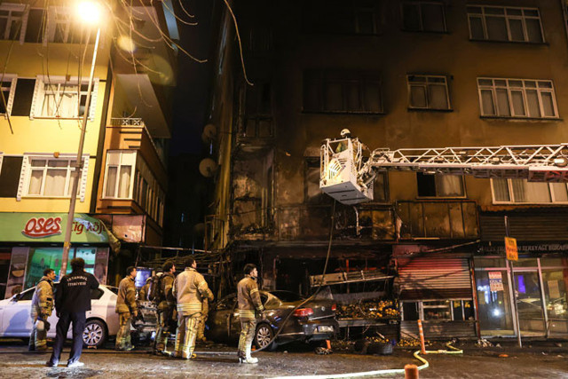 Bahçelievler’de dükkana giren otomobil alev topuna döndü - Resim: 0