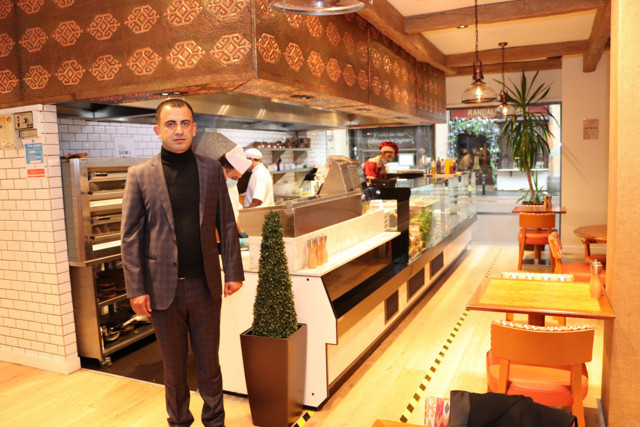 Mehmet Nezir Korkut Manchester’a 'Türk döneri' satarak pandemiyi fırsata çevirdi - Resim: 0