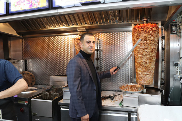 Mehmet Nezir Korkut Manchester’a 'Türk döneri' satarak pandemiyi fırsata çevirdi - Resim: 2