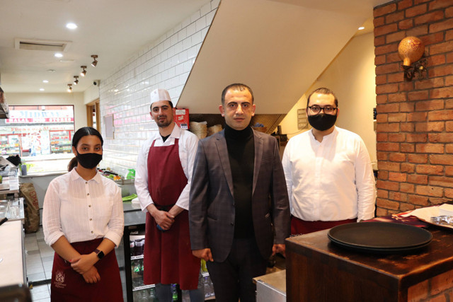 Mehmet Nezir Korkut Manchester’a 'Türk döneri' satarak pandemiyi fırsata çevirdi - Resim: 1