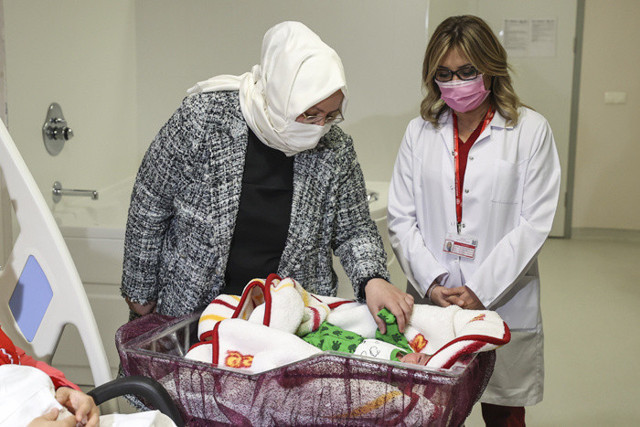 Bakan Zehra Zümrüt Selçuk yeni yılın 'ilk bebeklerini' ziyaret etti - Resim: 1